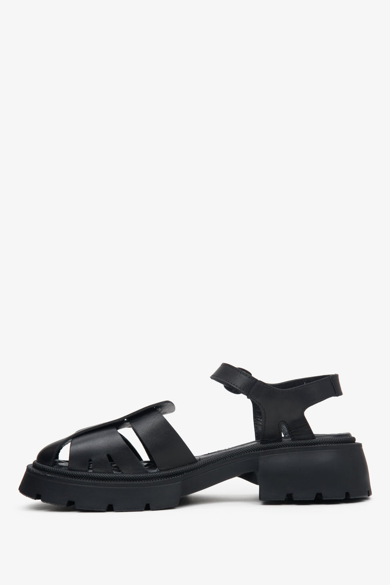 Sandały damskie w kolorze czarnym ze skóry naturalnej z zabudowaną linią palców Estro - profil butów.
