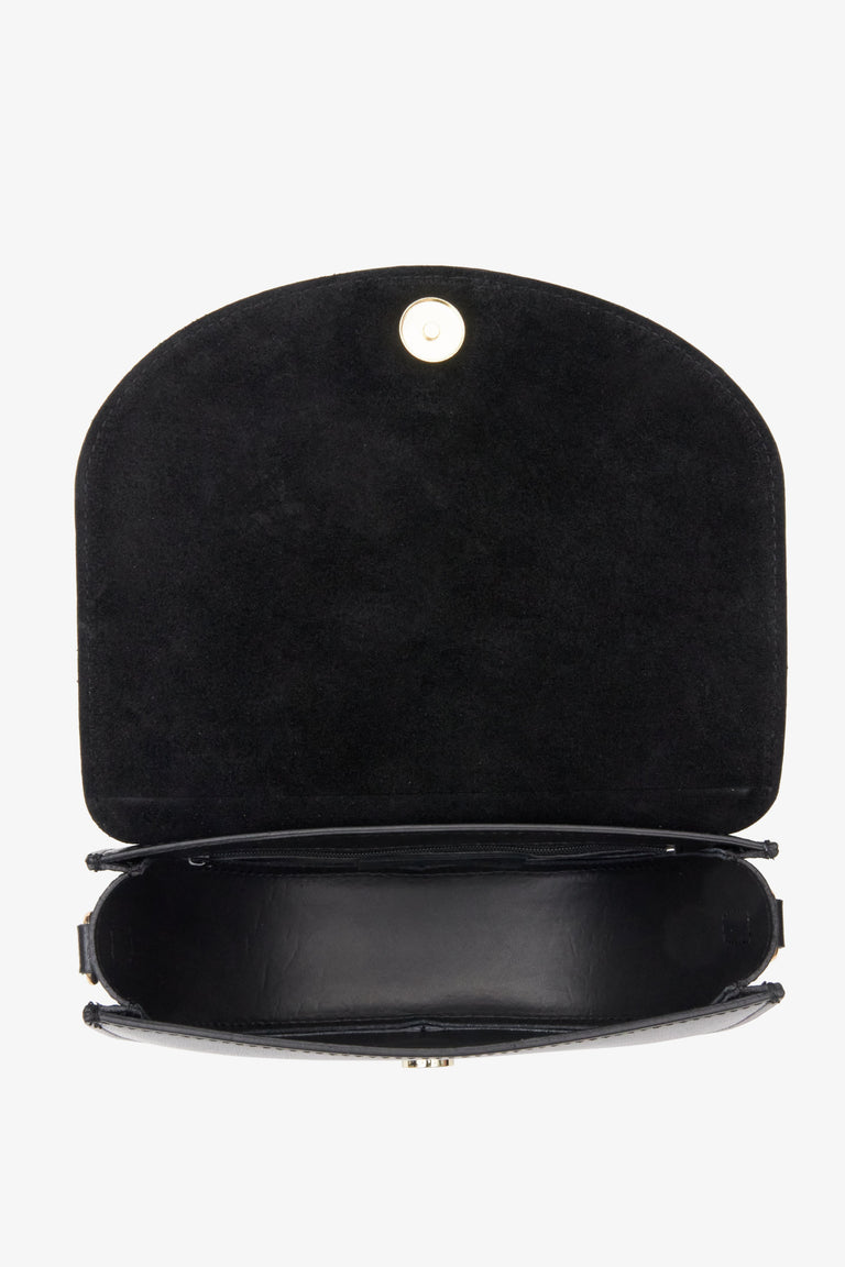 Czarna torebka damska Estro ze skóry naturalnej w kształcie podkowy - zbliżenie na wsad torby.