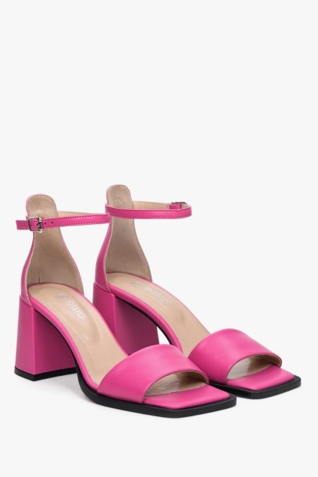 Różowe sandały na słupku Estro - prezentacja czubka buta i linii bocznej obuwia letniego.