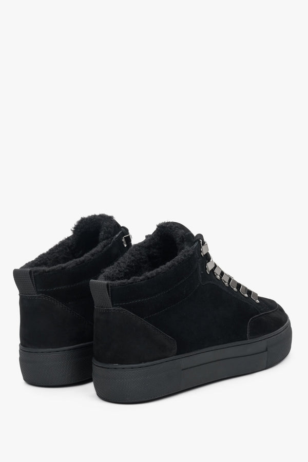 Czarne sneakersy damskie na zimę z nubuku Estro - zbliżenie na tylną część buta i jego profil.