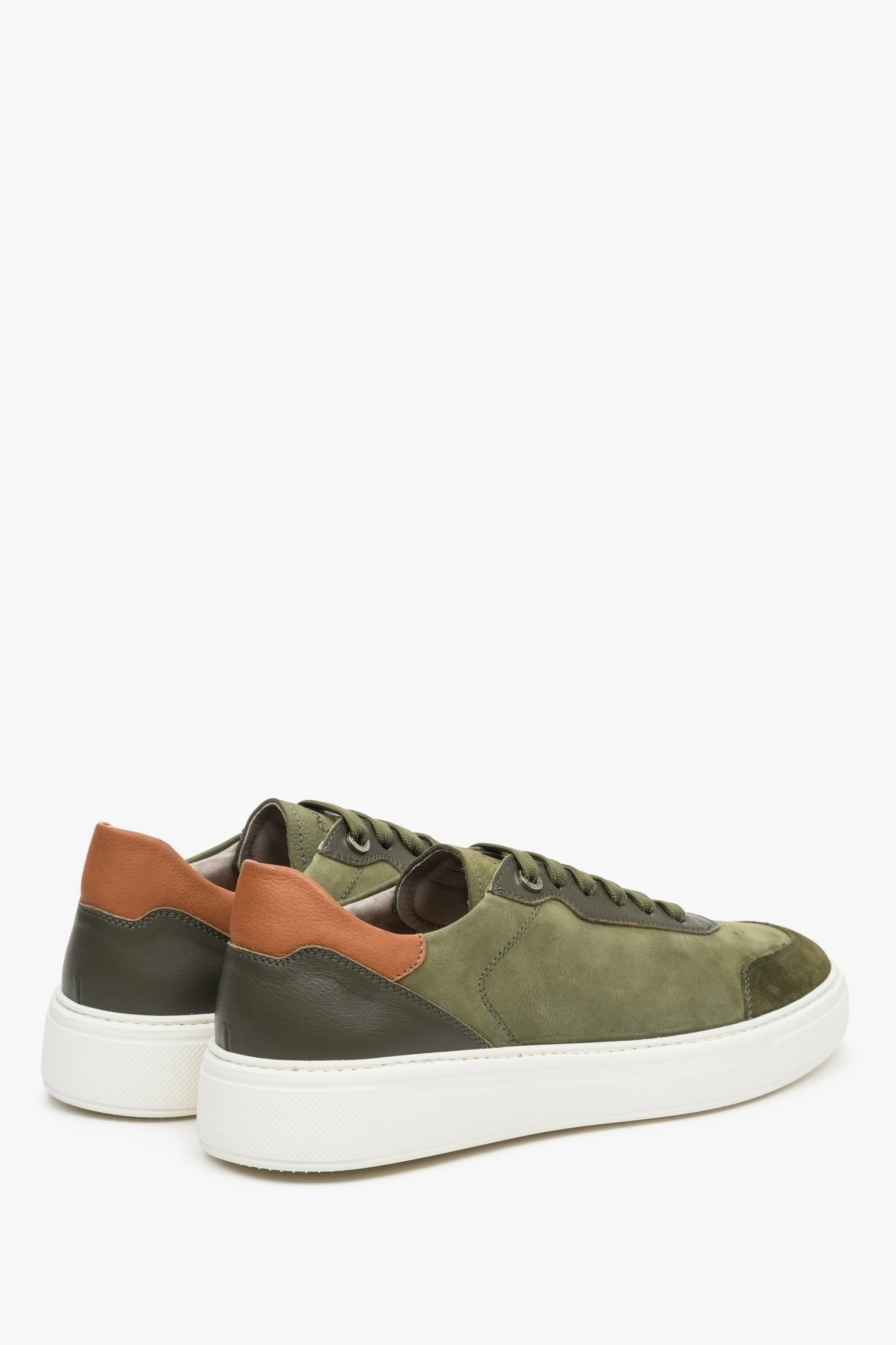 Sneakersy męskie w kolorze zielono-brązowo-białym z nubuku i skóry Estro - zbliżenie na zapiętek.