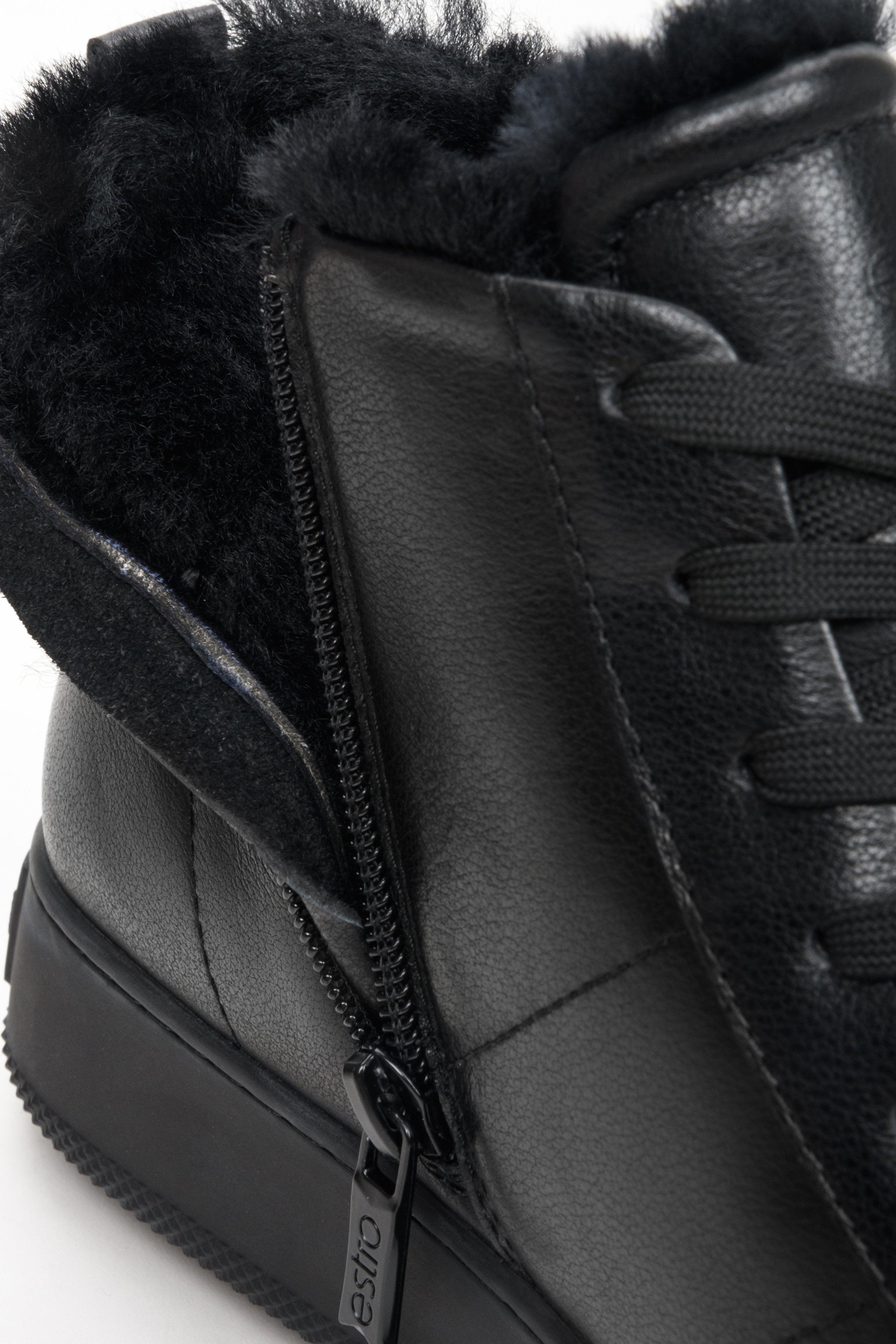 Damskie, zimowe sneakersy w kolorze czarnym - zbliżenie na miękkie wypełnienie buta.