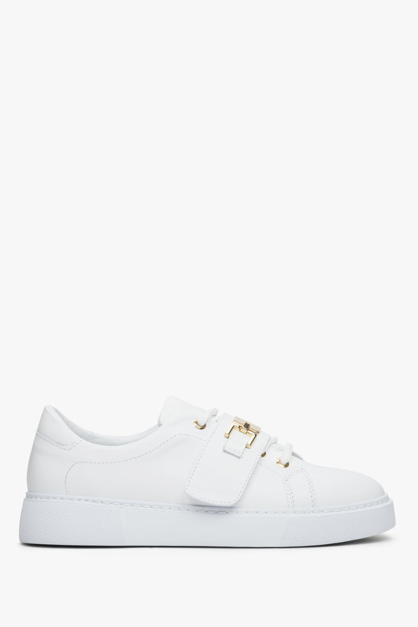 Skórzane, białe trampki damskie Estro ze złotą aplikacją - profil butów.