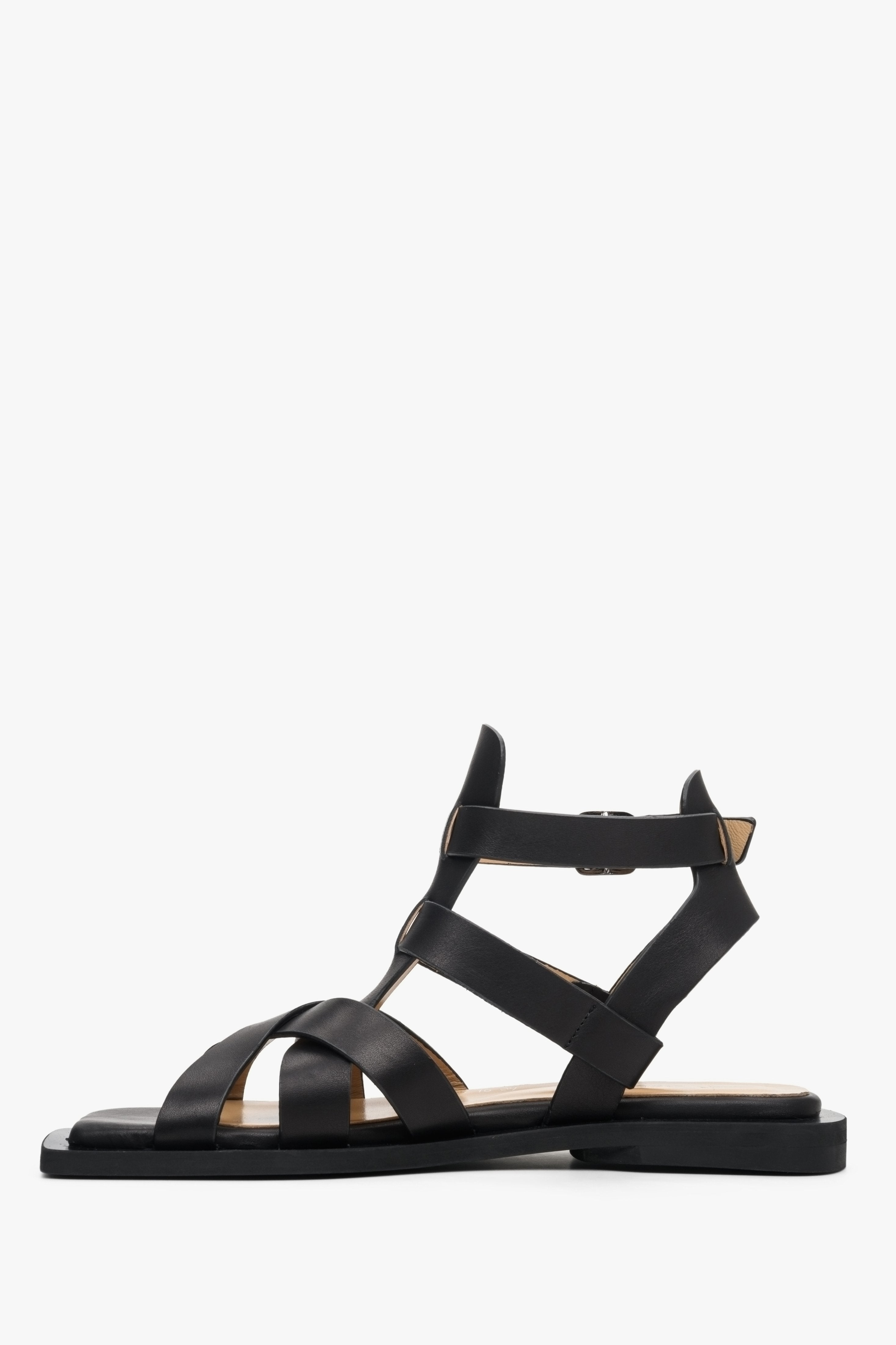 Damskie, skórzane sandały z cienkich pasków na płaskim obcasie Estro - profil buta w kolorze czarnym.