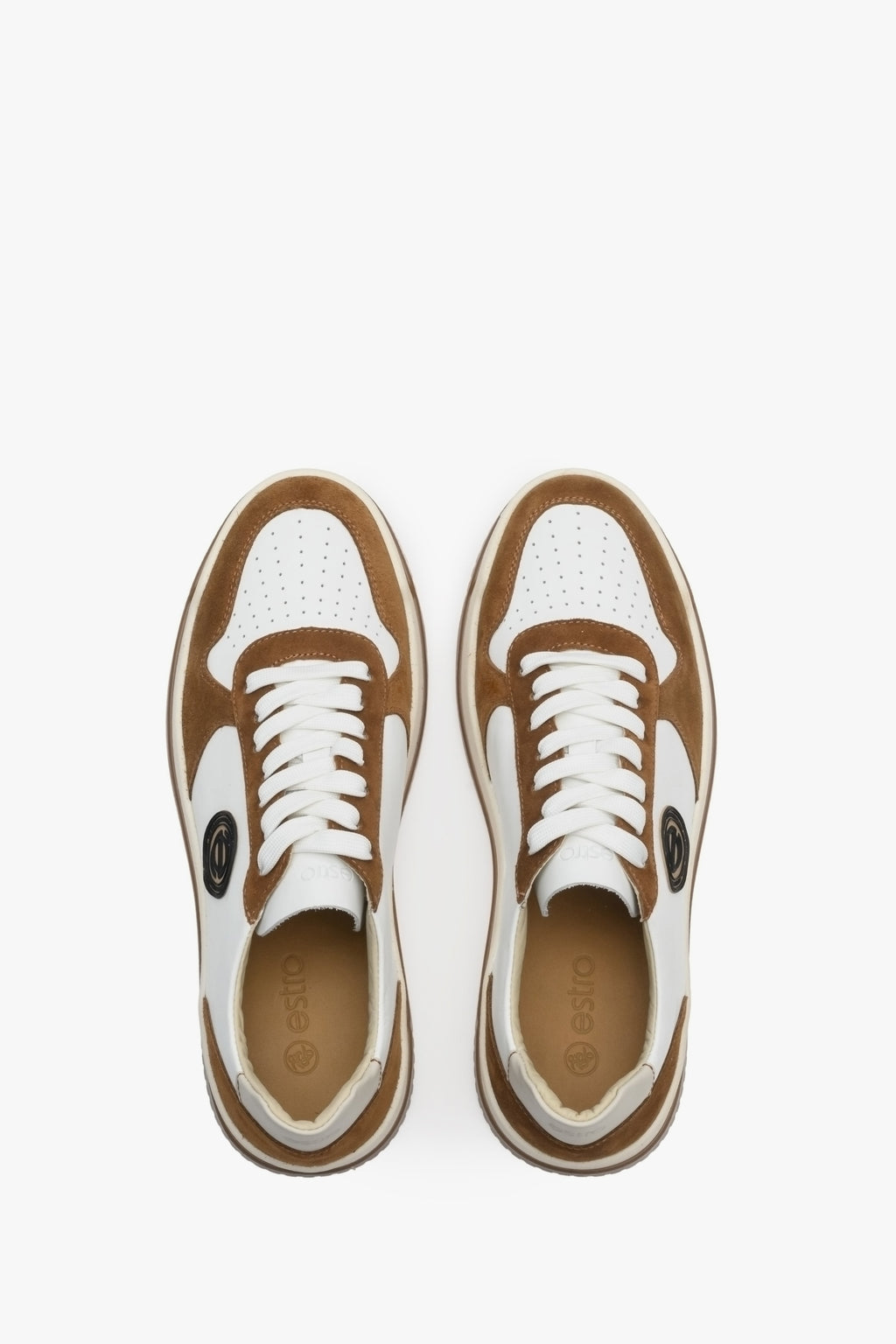 Sneakersy męskie brązowo-białe ze skóry i zamszu Estro na wiosnę - prezentacja modelu z góry.