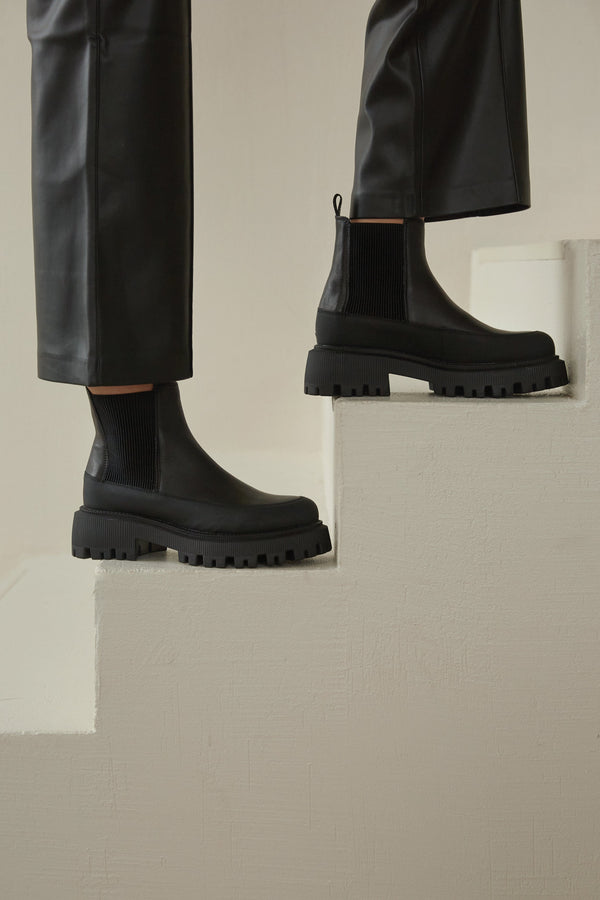 Niskie, czarne botki damskie jesienne ze skóry naturalnej marki Estro - prezentacja obuwia na modelce.