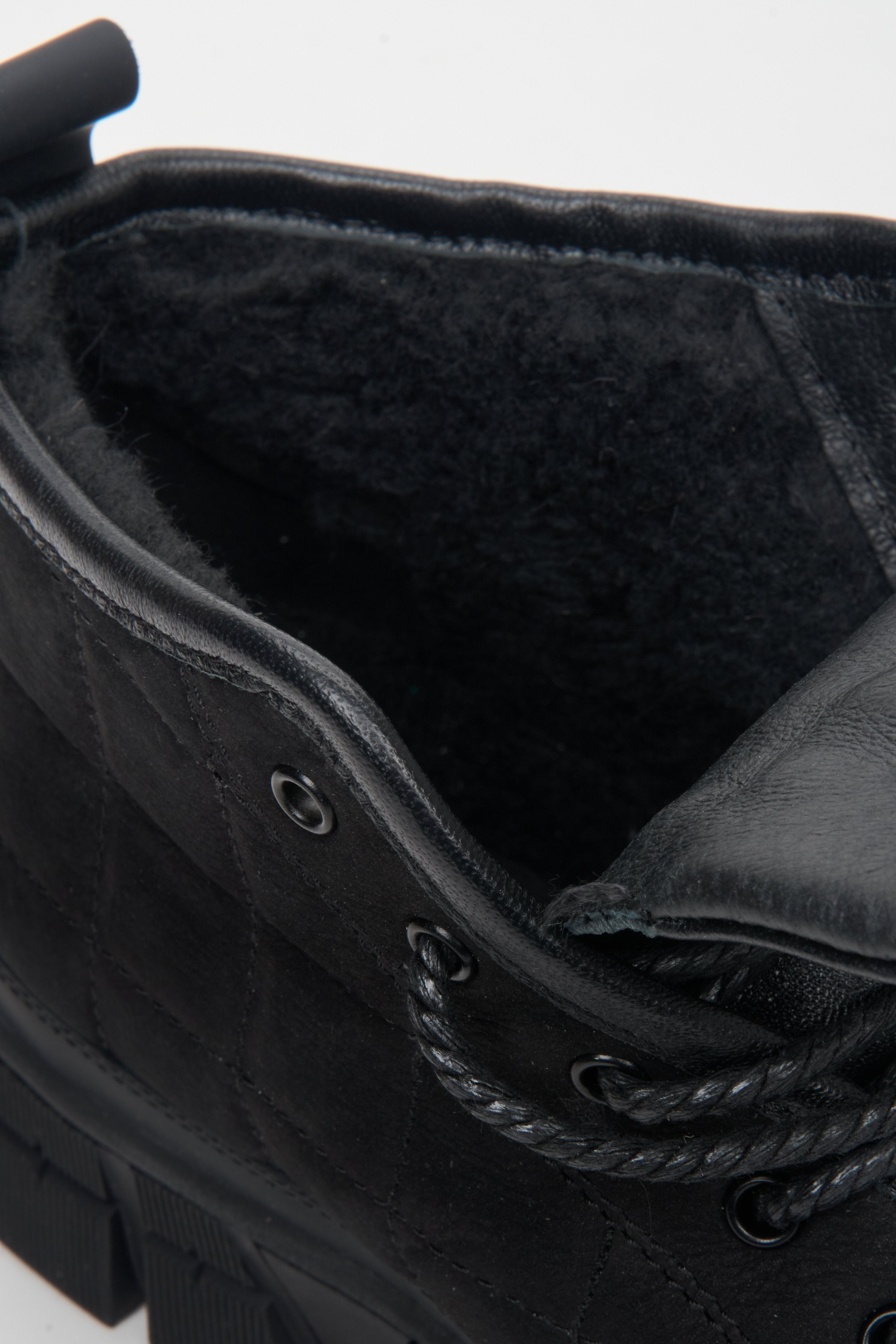 Botki męskie zimowe w kolorze czarnym marki Estro - zbliżenie na wypełnienie ocieplające buta.
