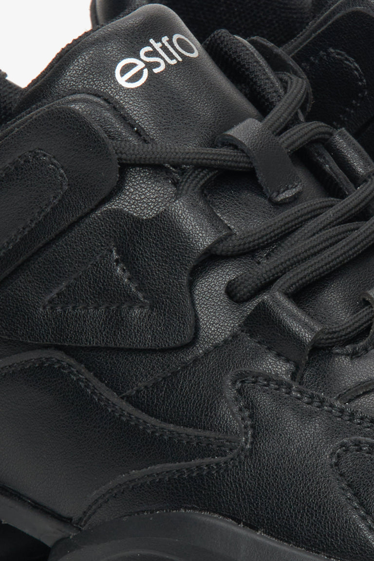 Czarne sneakersy damskie Estro ze skóry naturalnej - zbliżenie na detale obuwia.