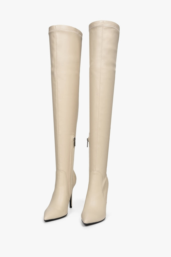 Kozaki damskie Estro w kolorze beżowym z wysoką, elastyczną cholewą - przód butów.