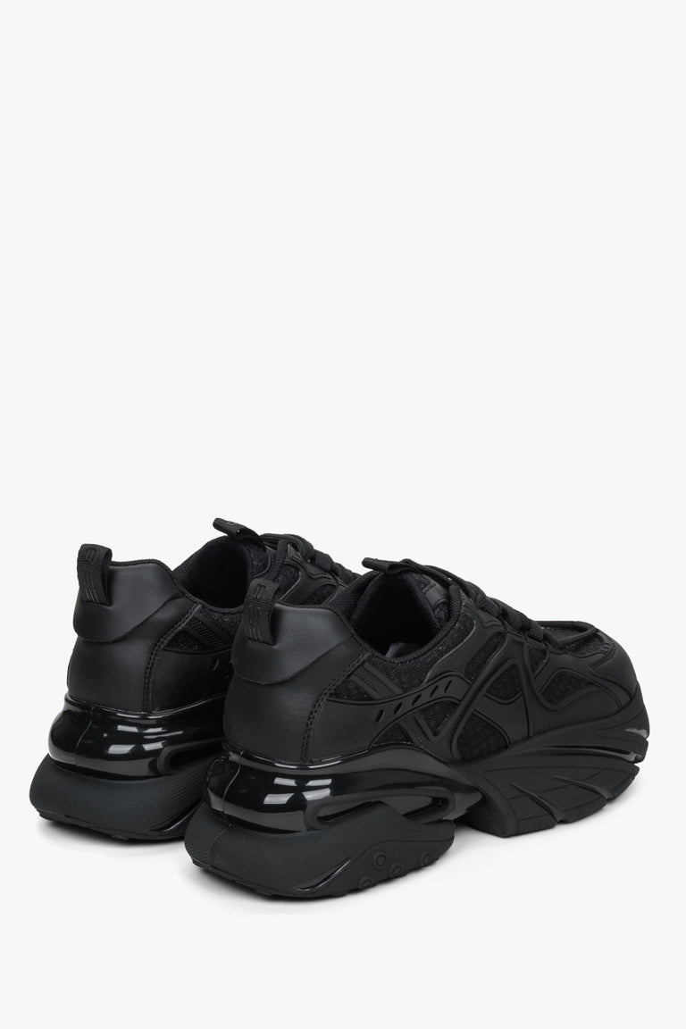 Wiosenno-jesienne sneakersy damskie ES 8 w kolorze czarnym - zbliżenie na zapietek i przyszwę boczną butów.
