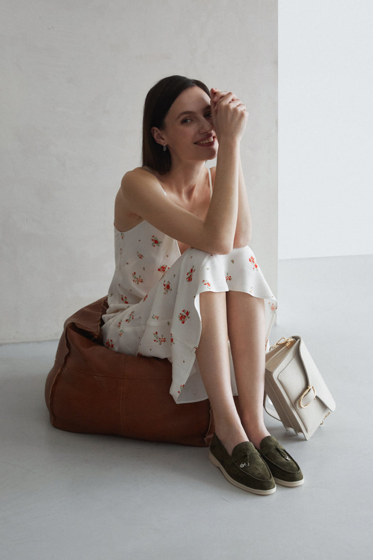Jasnobeżowa, mała torebka damska Estro ze skóry naturalnej - prezentacja modelu w pełnej stylizacji.