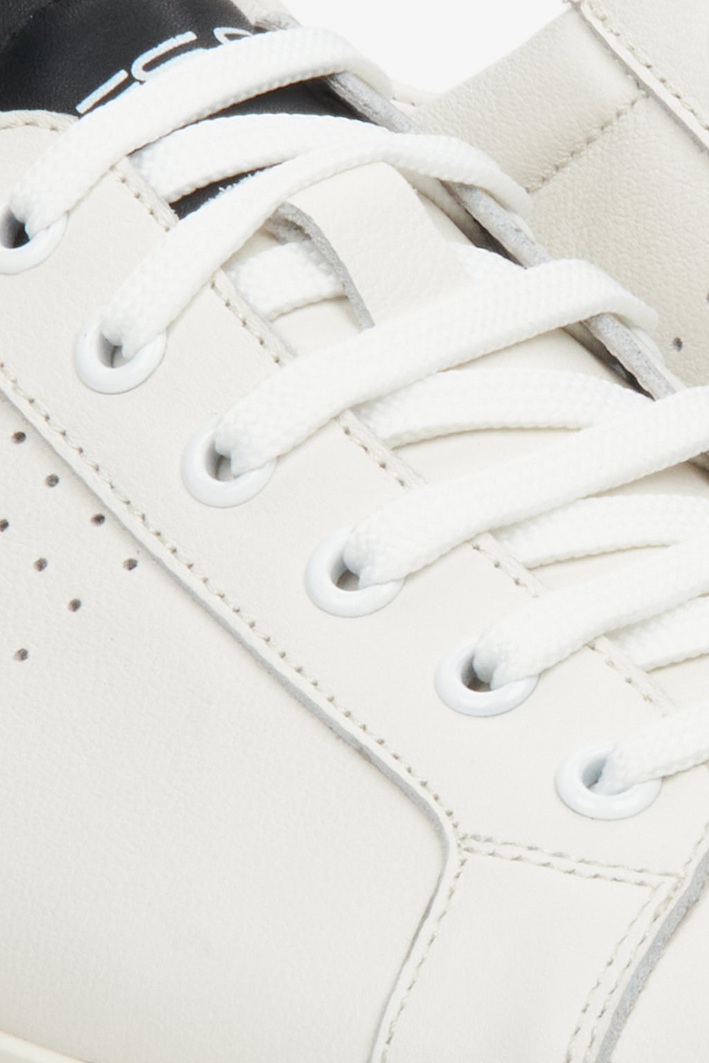 Sneakersy męskie biało-czarne na wiosnę i jesień - zbliżenie na detale.