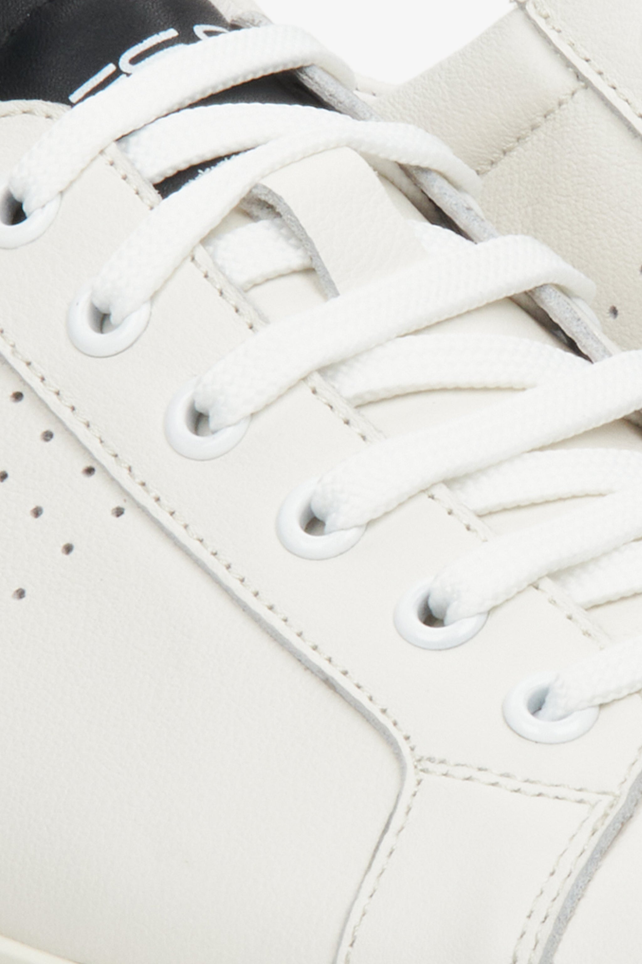 Sneakersy męskie biało-czarne na wiosnę i jesień - zbliżenie na detale.