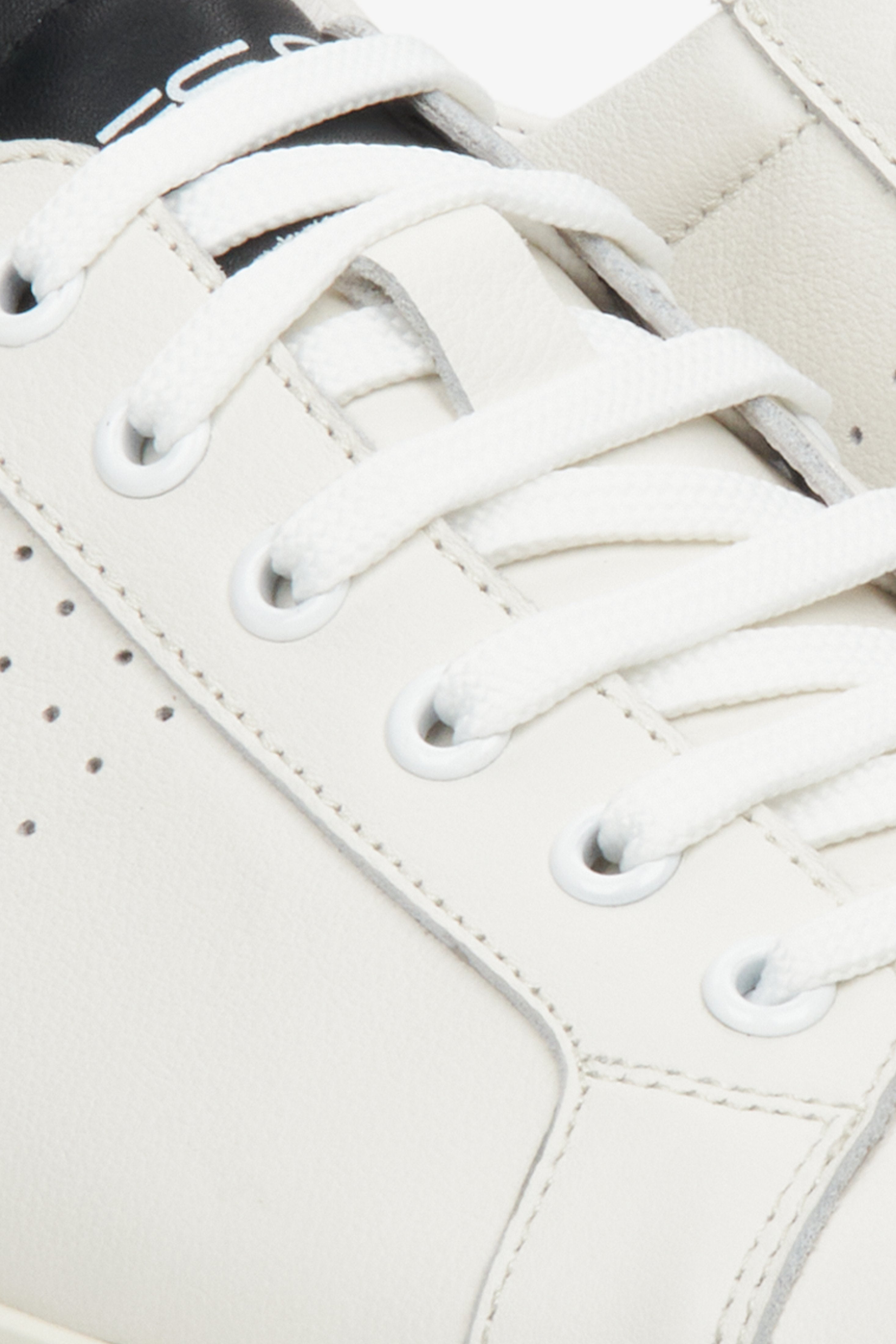 Sneakersy męskie biało-czarne na wiosnę i jesień - zbliżenie na detale.