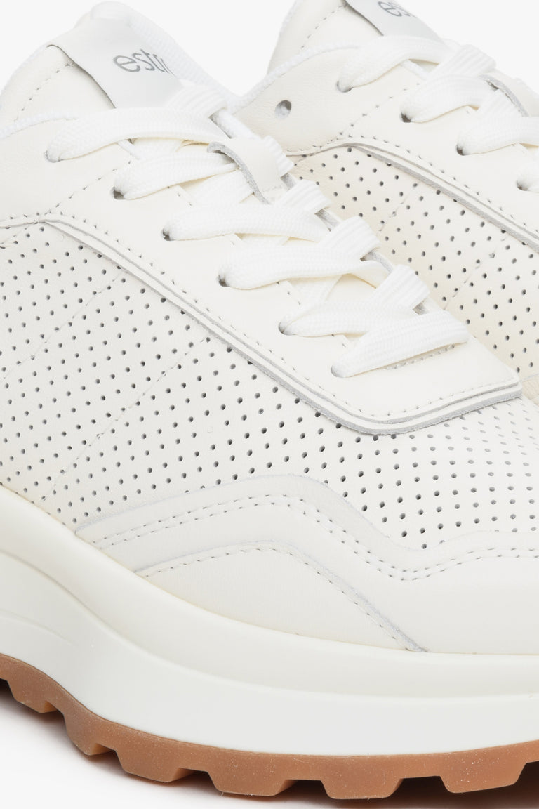 Sneakersy damskie białe skórzane z perforacją - zbliżenie na system przeszyć.