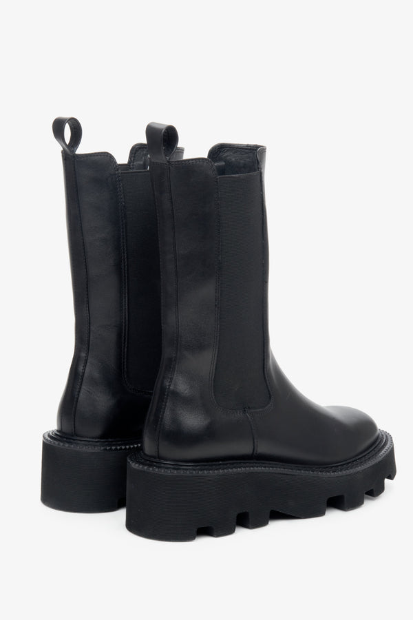 Damskie, wysokie sztyblety w kolorze czarnym ze skóry naturalnej marki Estro - zbliżenie na tylną część buta.