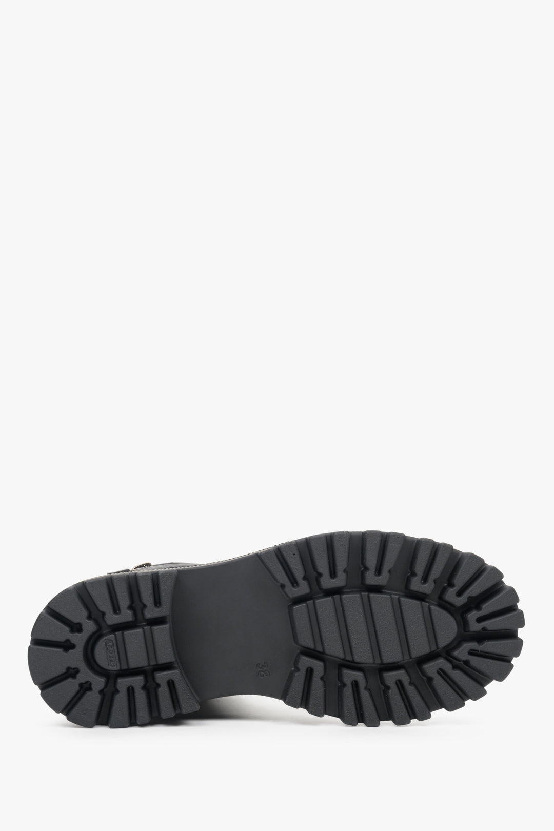 Damskie botki zimowe w kolorze czarnym ze skóry naturalnej Estro - zbliżenie na podeszwę buta.