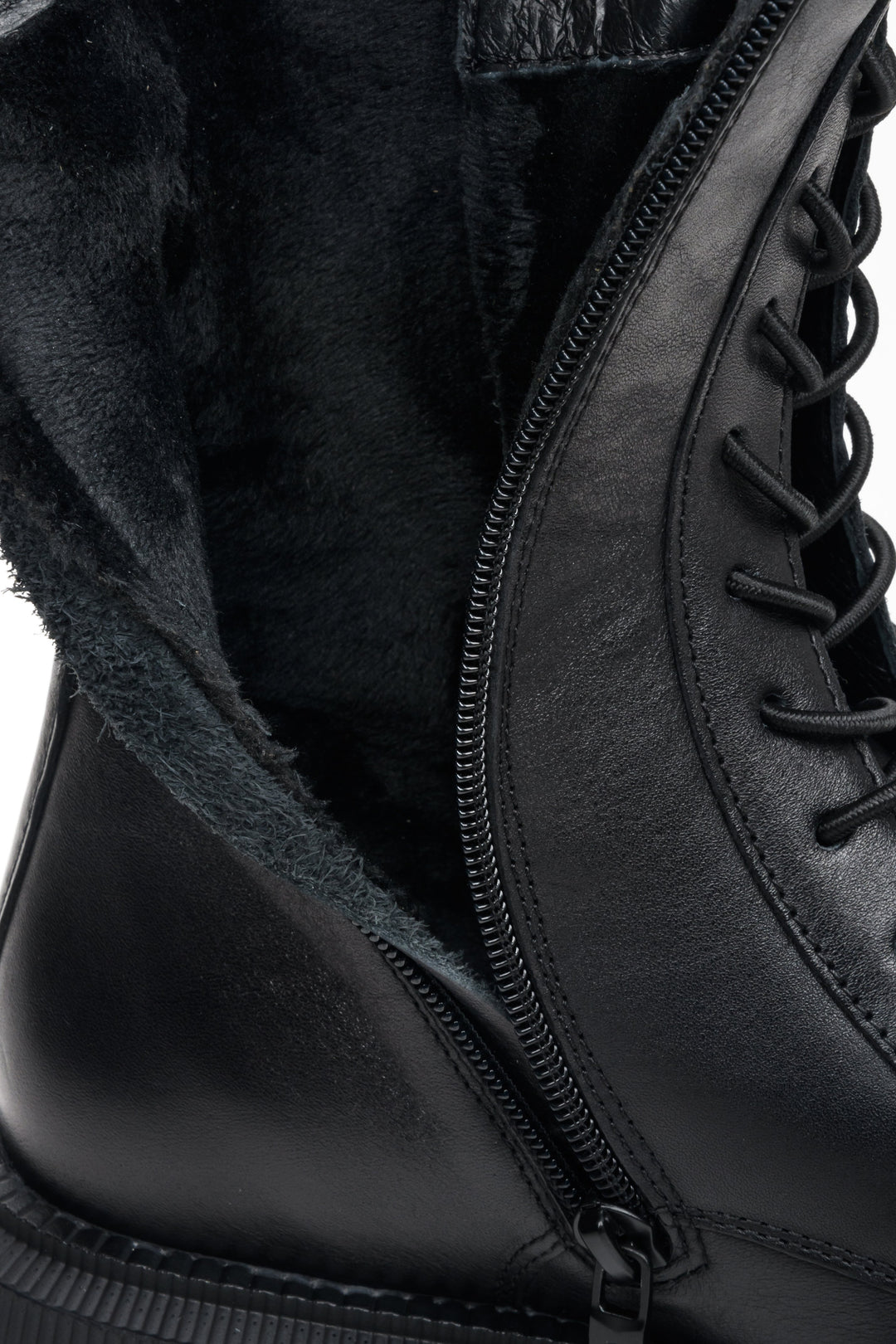 Botki damskie wysokie ze skóry naturalnej w kolorze czarnym Estro - zbliżenie na wypełnienie buta.