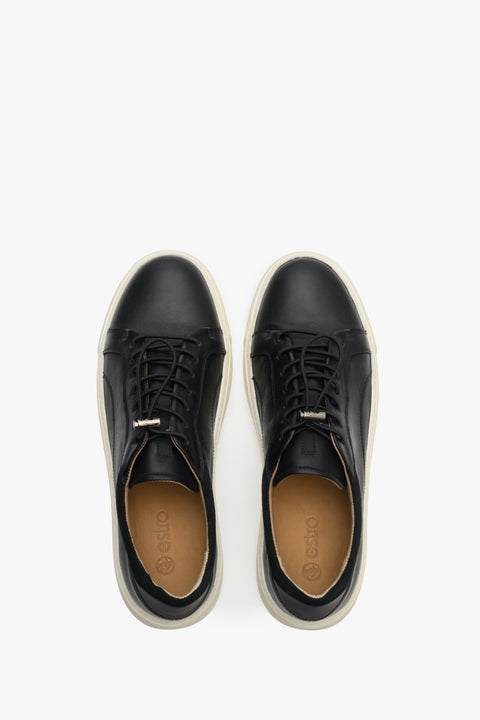 Wiosenne sneakersy męskie Estro z czarnej skóry naturalnej - prezentacja modelu z góry.