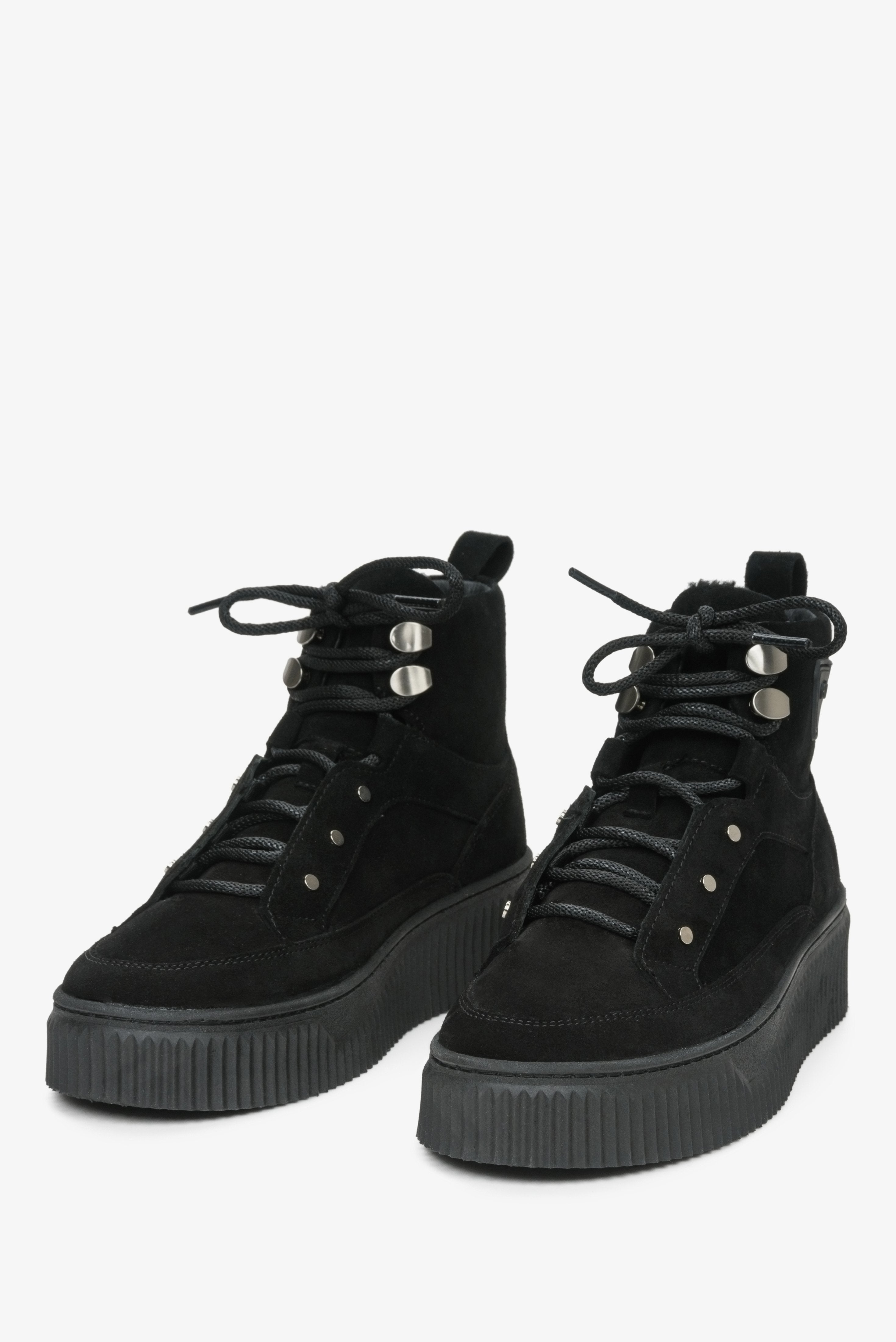Wysokie sneakersy damskie na zimę z zamszu naturalnego ze sznurowaniem w kolorze czarnym marki Estro - zbliżenie na przednią część buta.