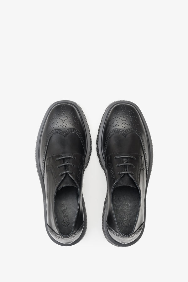 Półbuty damskie skórzane w kolorze czarnym ze skóry naturalnej marki Estro - wizualizacja butów z góry.