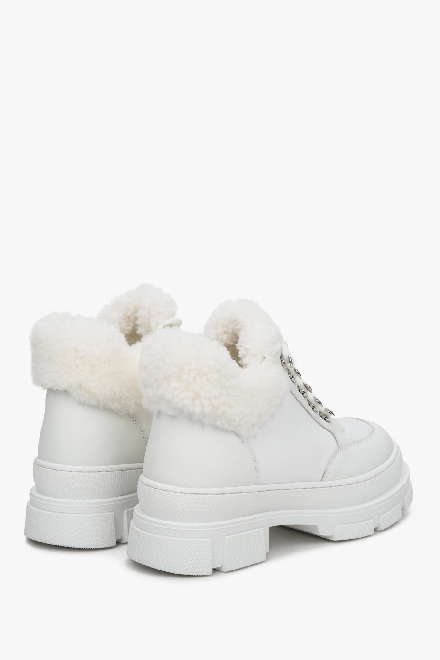 Białe botki damskie ze skóry naturalnej na zimę z futrem naturalnym - boczna i tylna część butów.