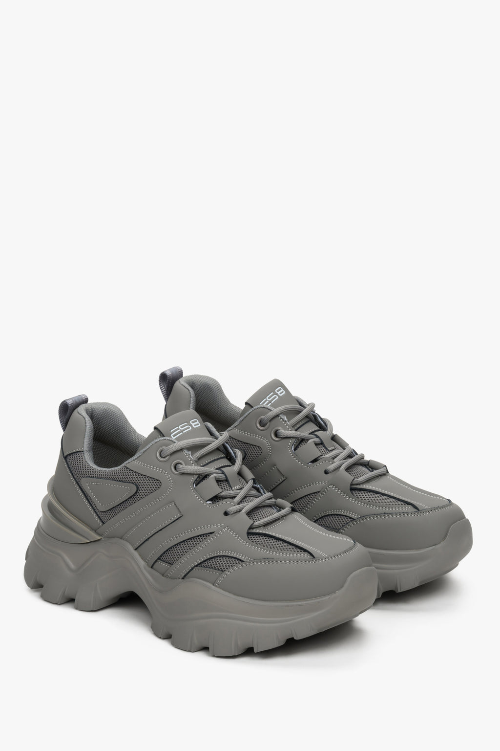 Wiosenno-jesienne sneakersy damskie ES 8 w kolorze szarym na platformie.