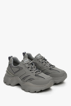 Wiosenno-jesienne sneakersy damskie ES 8 w kolorze szarym na platformie.