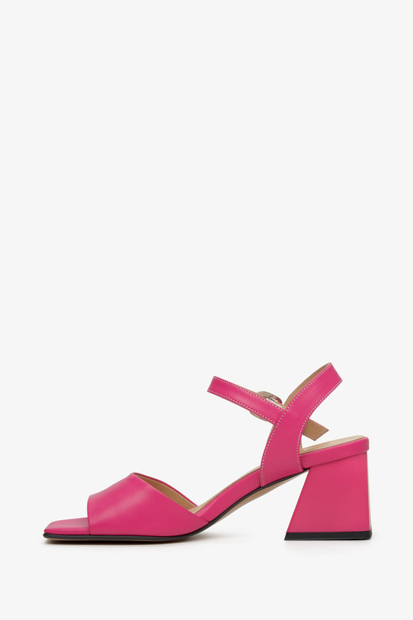 Różowe, skórzane sandały damskie na lato na słupku Estro - prezentacja profilu butów.