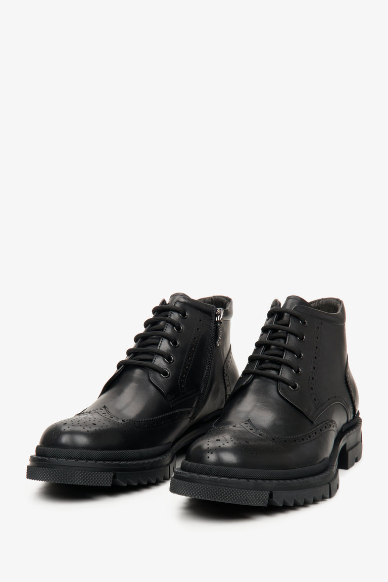Męskie, podwyższane botki z czarnej skóry naturalnej - podgląd systemu sznurowania buta.