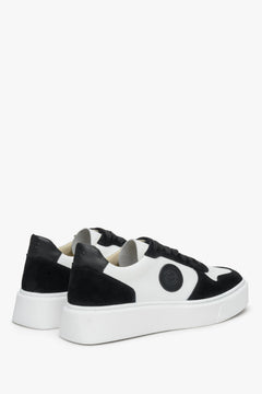 Czarno-białe miękkie i wygodne sneakersy damskie Estro ze skóry i weluru - zbliżenie na przyszwę boczną i zapiętek.
