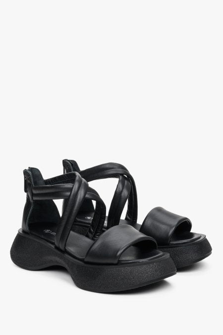 Skórzane sandałki damskie w kolorze czarnym Estro z pasków.
