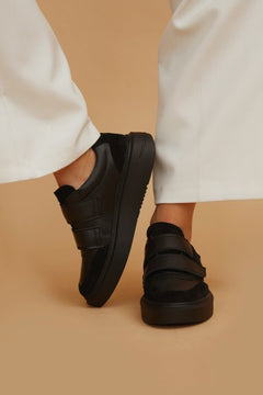 Czarne skórzane sneakersy damskie na rzepy Estro ER00111788