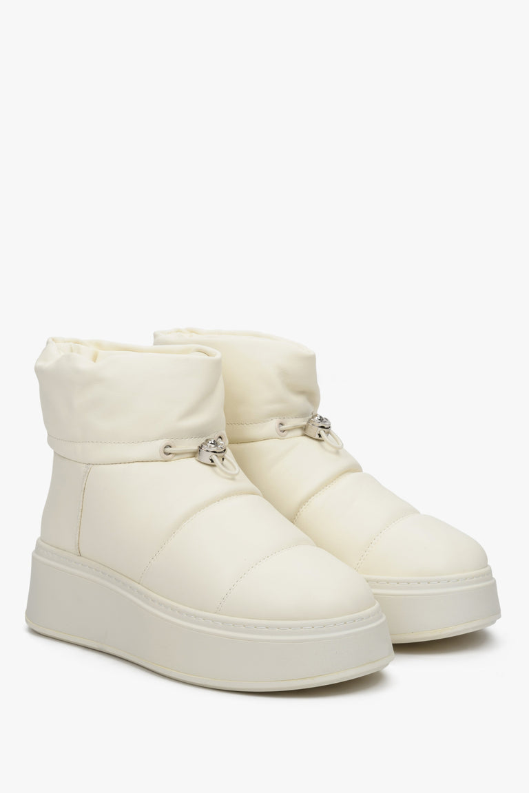 Śniegowce damskie zimowe ze skóry naturalnej ze ściągaczem Estro - prezentacja czubka buta i przyszwy bocznej obuwia w kolorze białym.