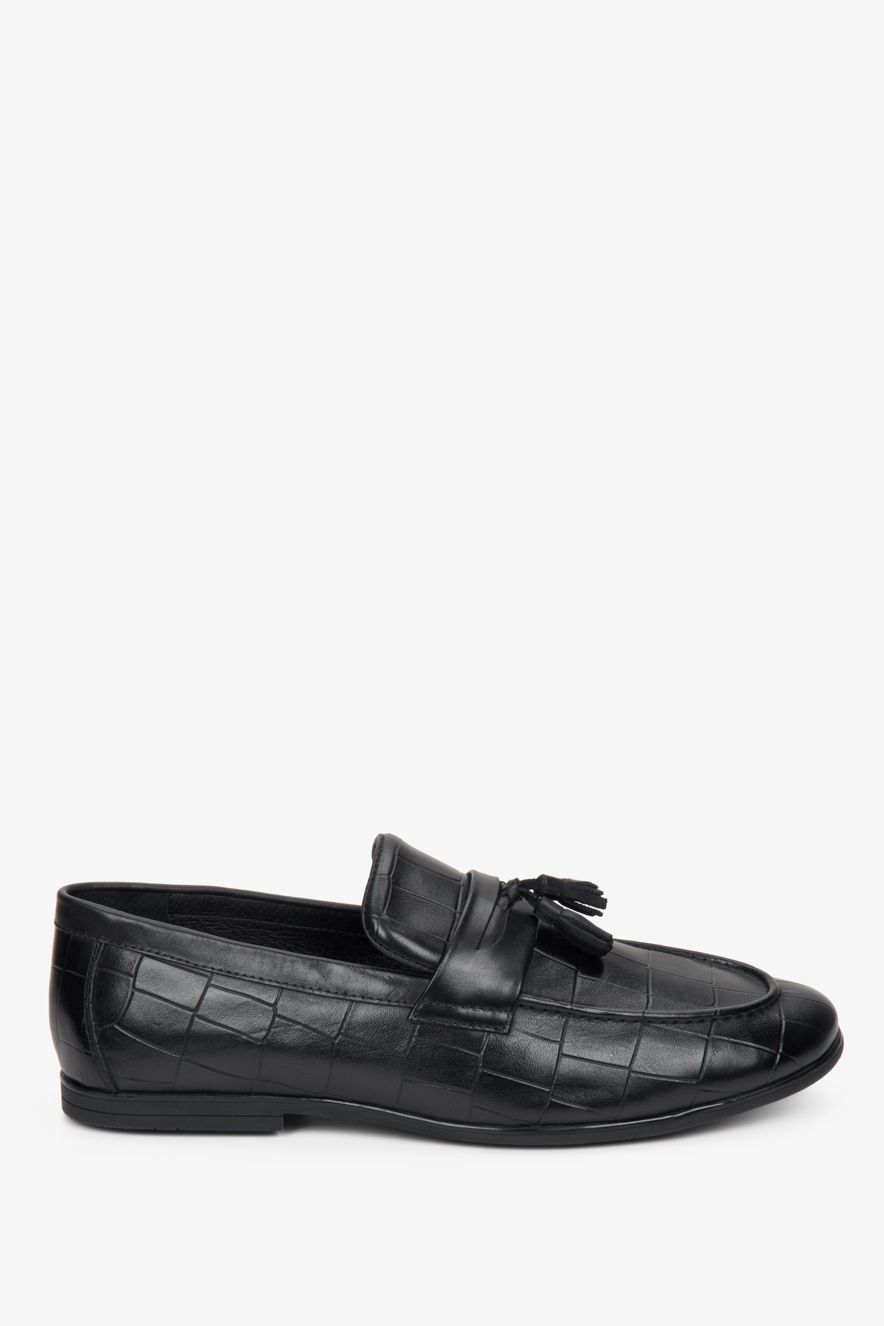Loafersy męskie ze skóry naturalnej w kolorze czarnym - zbliżenie na profil buta marki Estro.