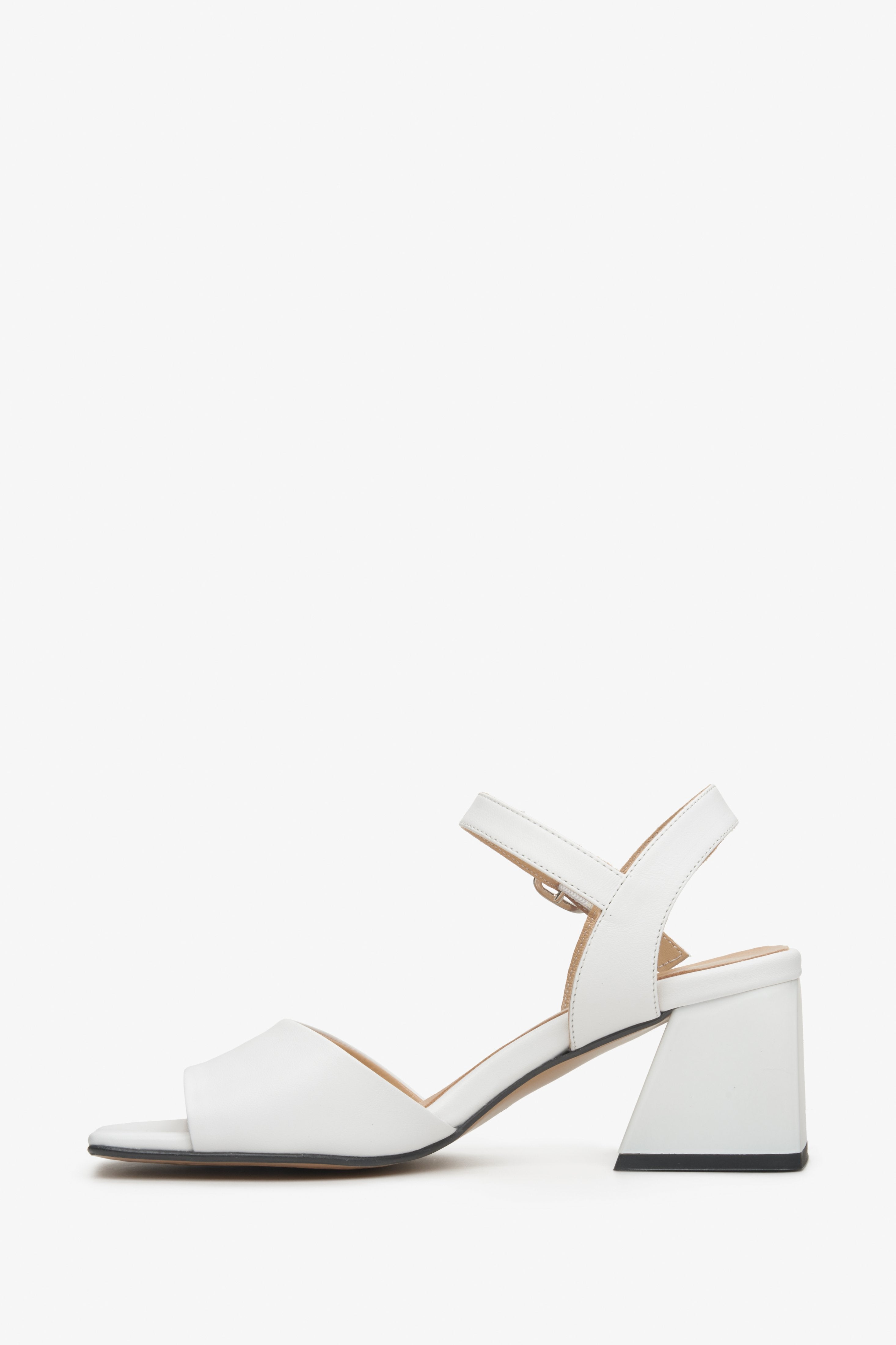 Białe, skórzane sandały damskie na lato na słupku Estro - prezentacja profilu butów.