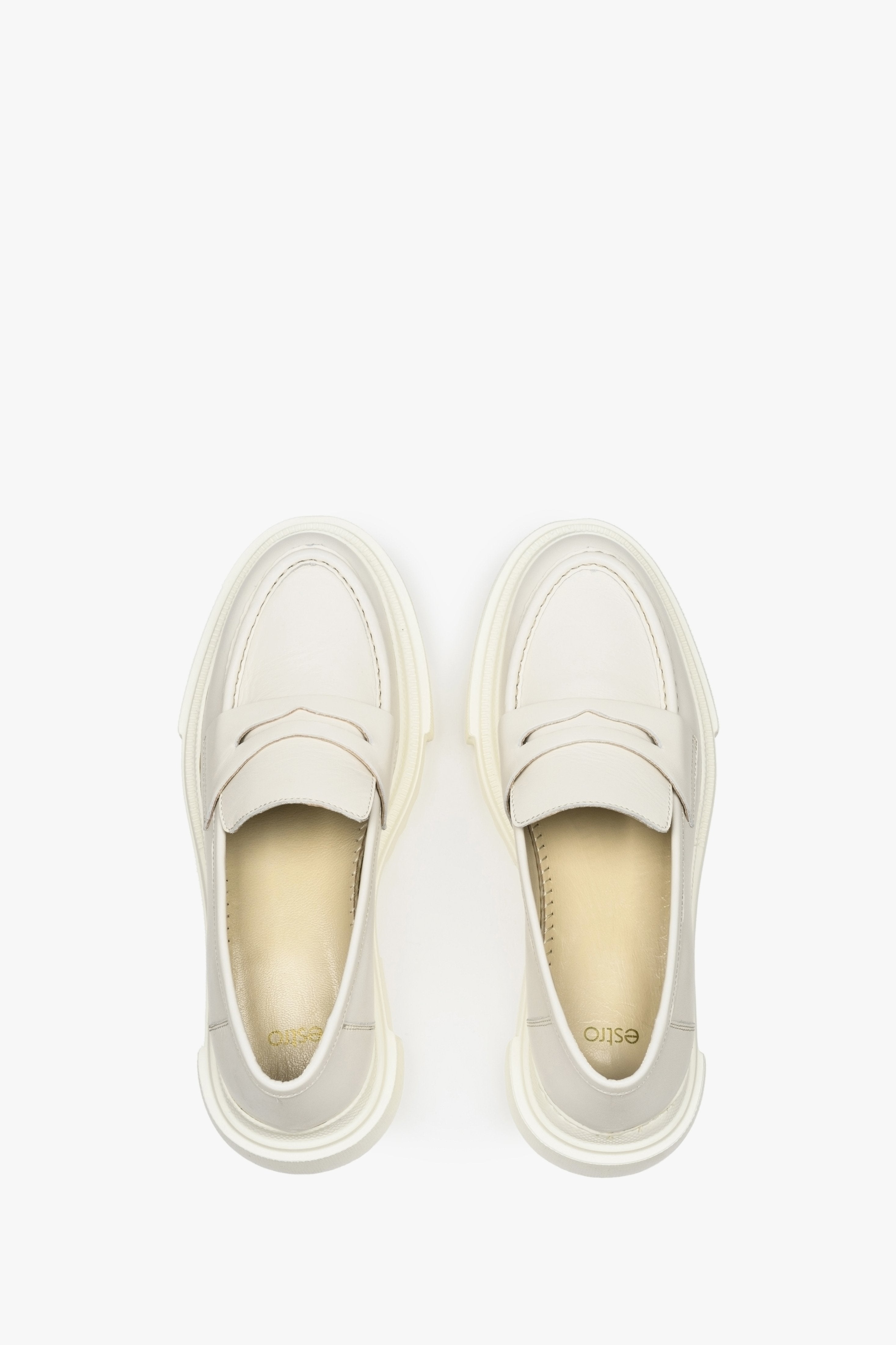Damskie loafersy w kolorze białym marki Estro na wysokiej podeszwie.