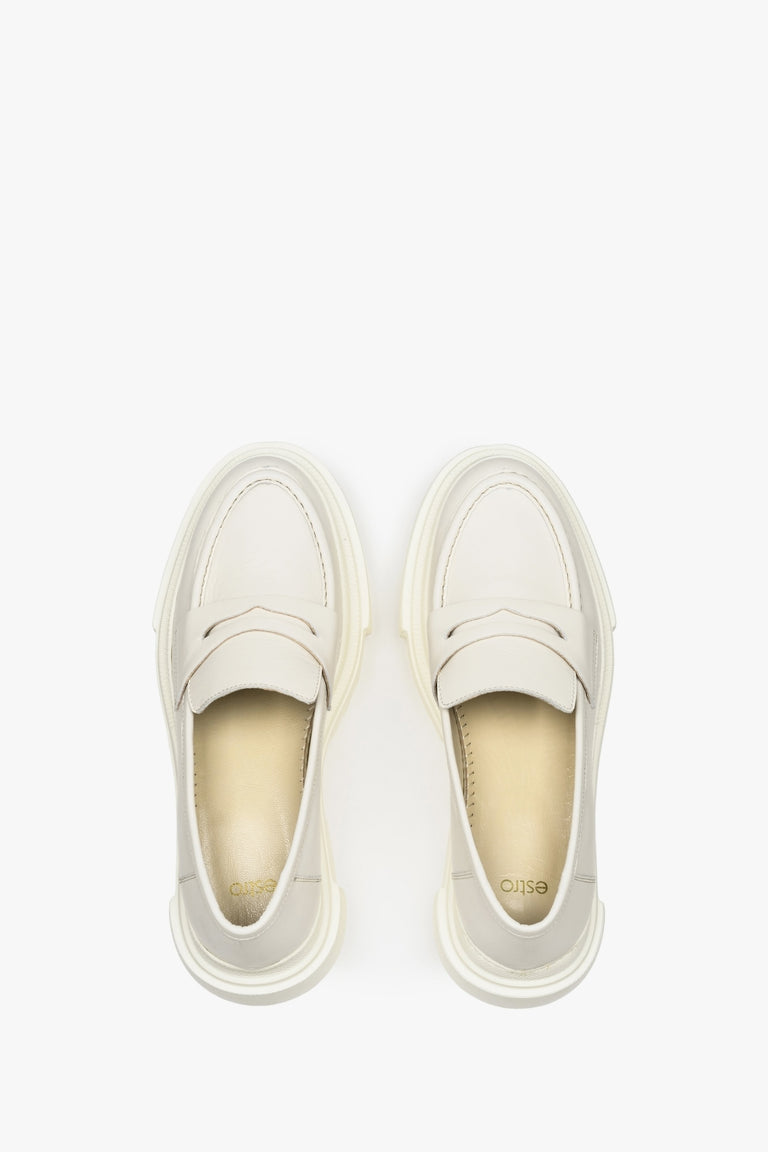 Damskie loafersy w kolorze białym marki Estro na wysokiej podeszwie.