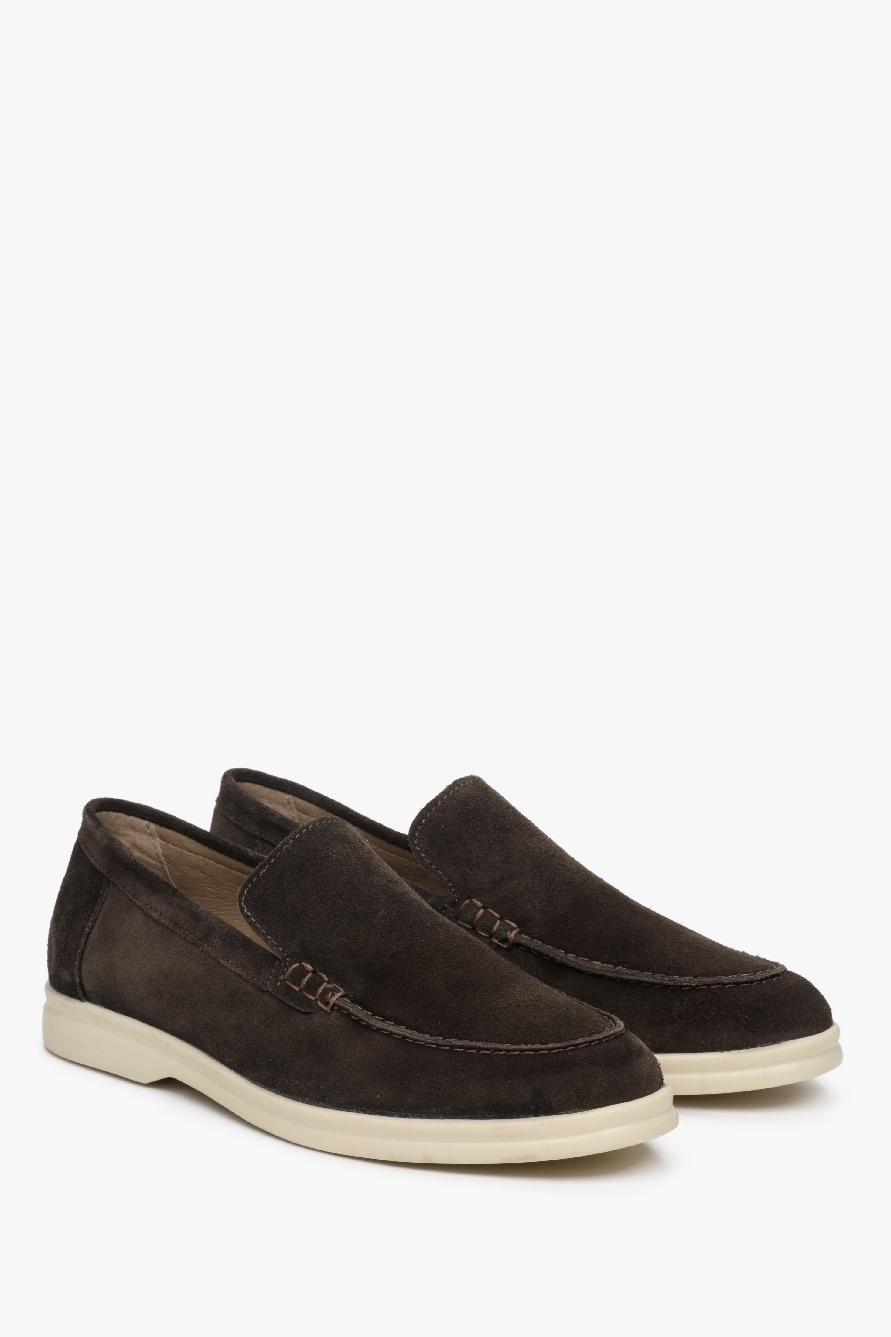 Loafersy damskie zamszowe w kolorze brązowym Estro - prezentacja czubka buta i przyszwy bocznej.