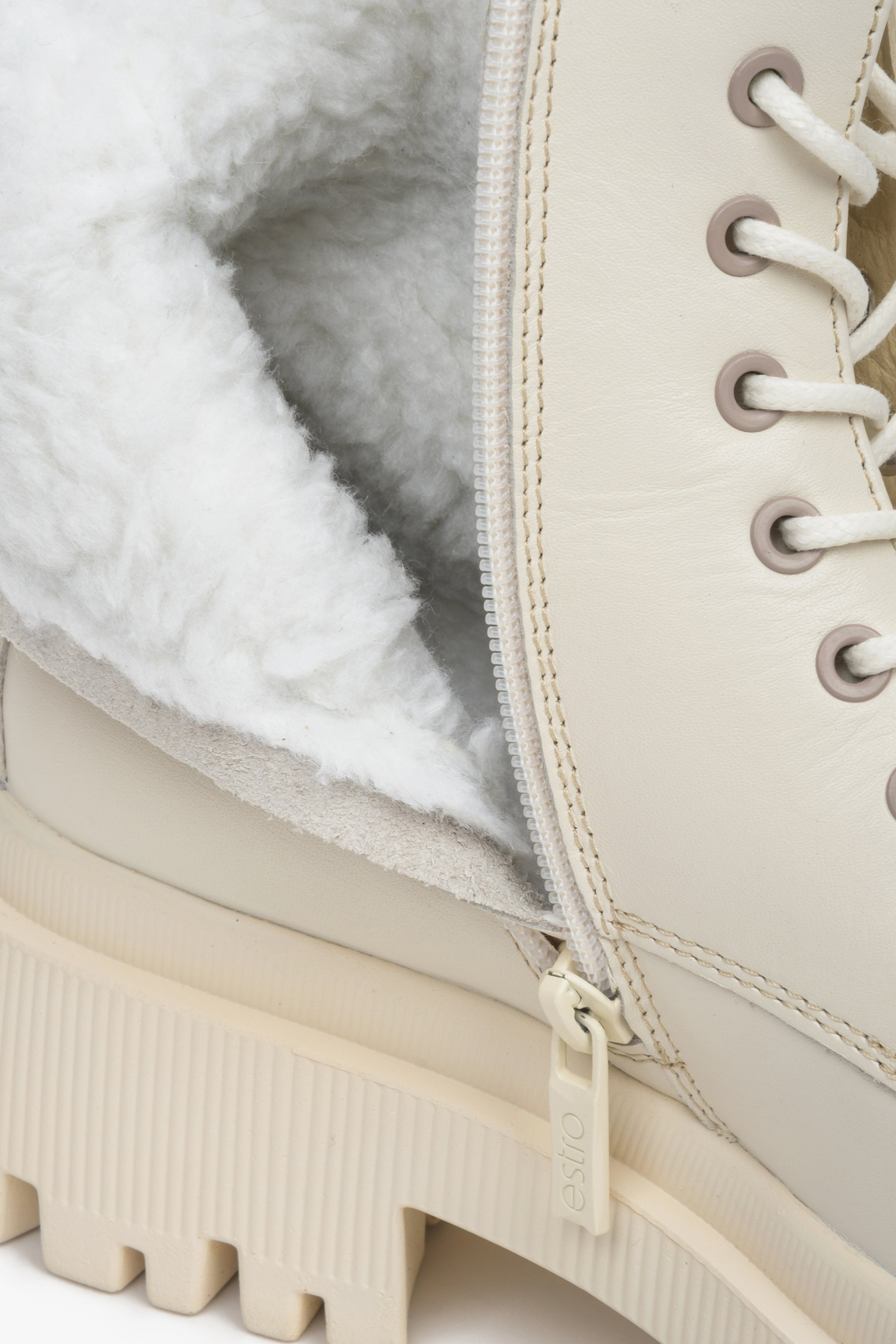 Damskie botki zimowe ze skóry naturalnej w kolorze jasnobeżowym ze sznurowaniem i suwakiem marki Estro - zbliżenie na wypełnienie buta.
