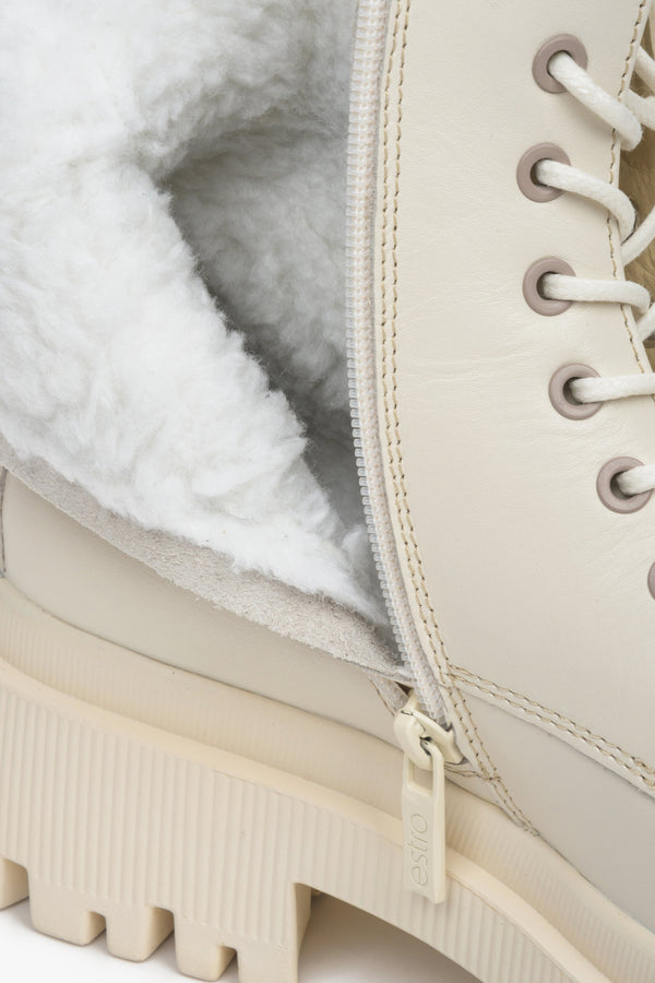 Damskie botki zimowe ze skóry naturalnej w kolorze jasnobeżowym ze sznurowaniem i suwakiem marki Estro - zbliżenie na wypełnienie buta.