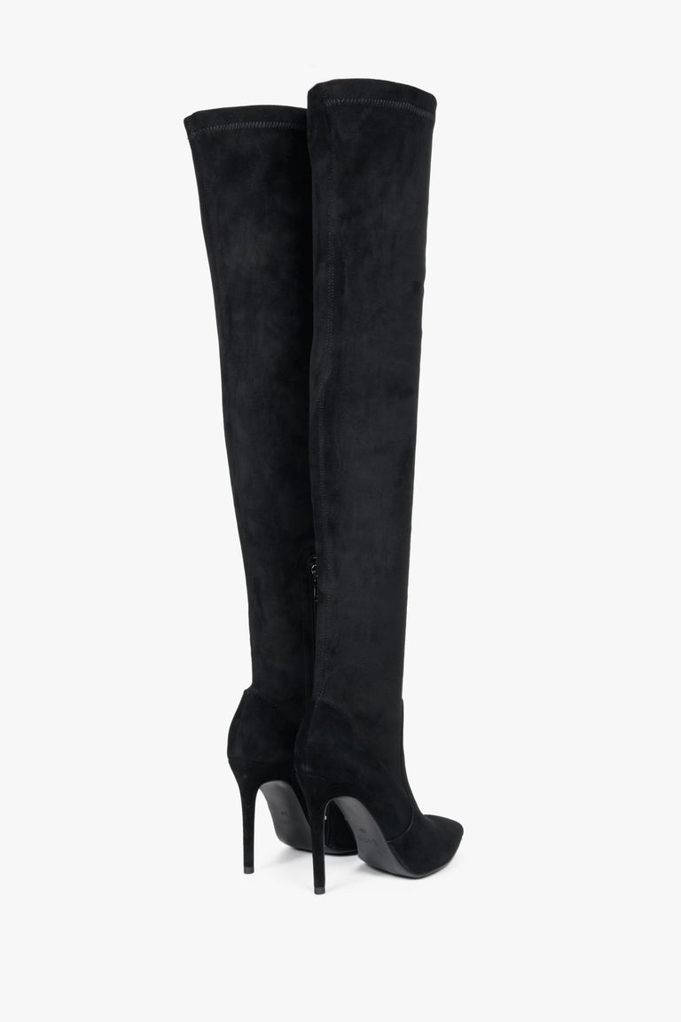 Damskie, wysokie kozaki z elastycznego weluru w kolorze czarnym - zbliżenie na tył buta marki Estro.