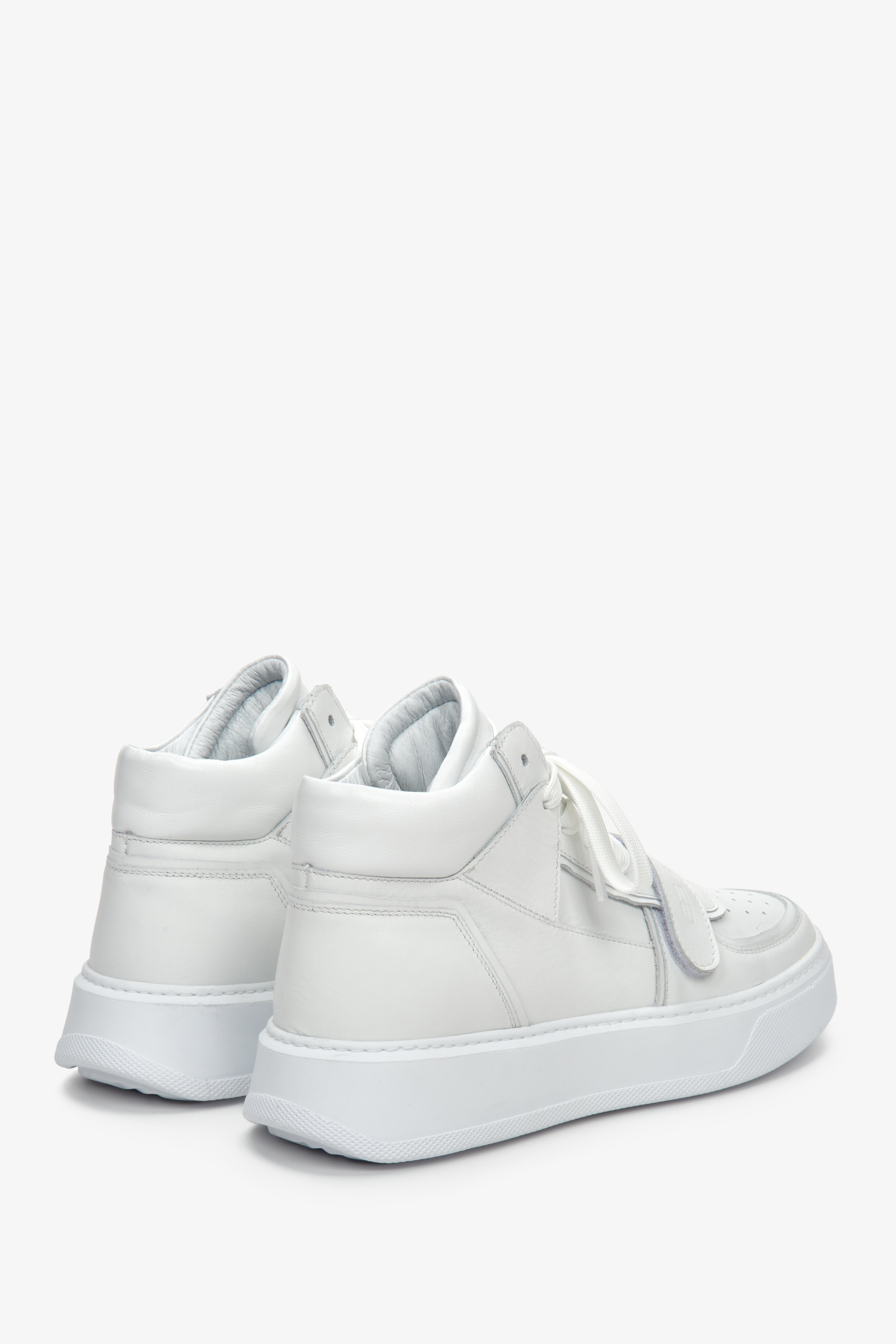 Sportowe, wysokie sneakersy damskie w kolorze białym ze skóry naturalnej ES 8 - zbliżenie na zapiętek i tył buta.