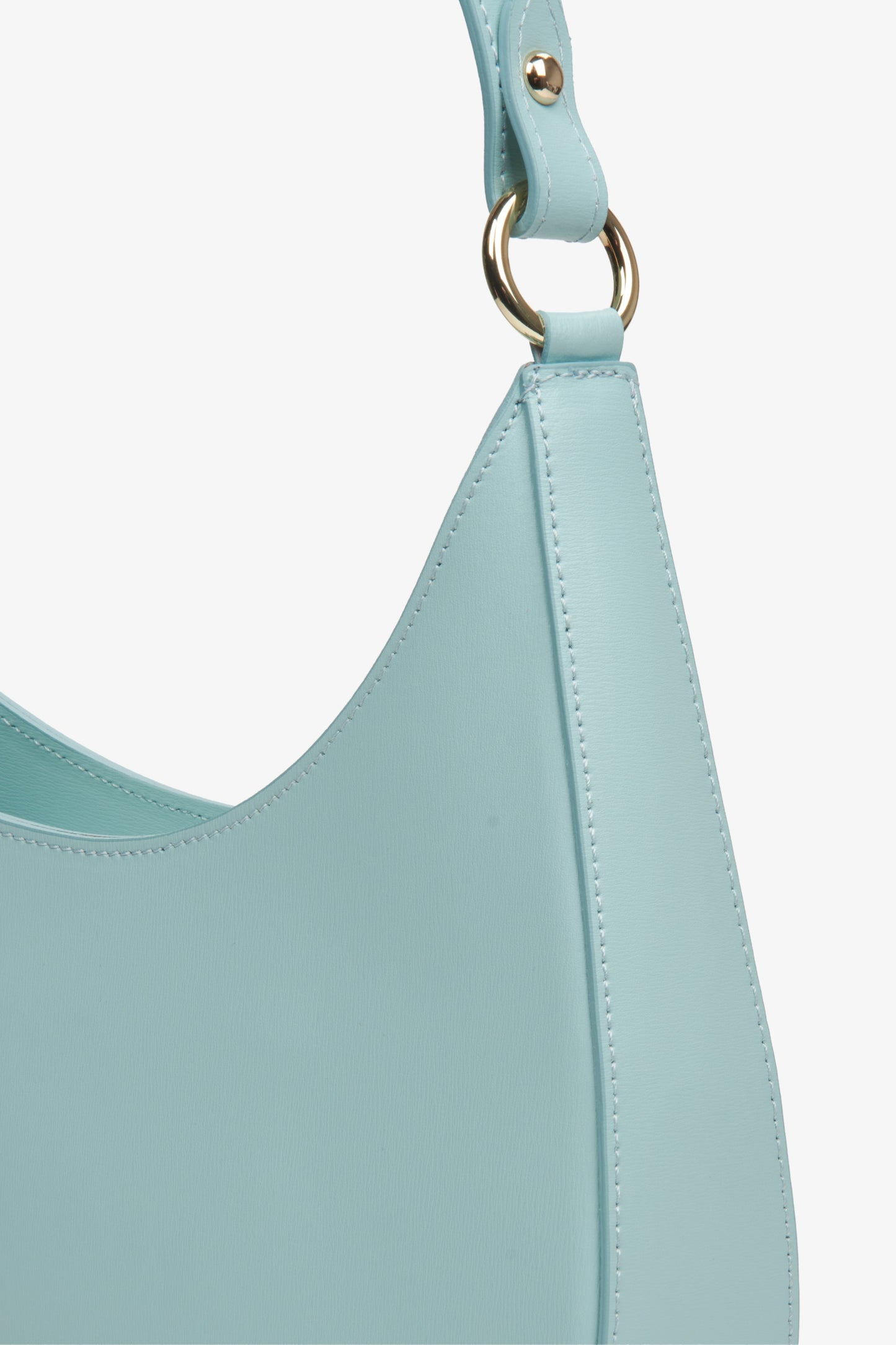 Torebka damska z włoskiej skóry naturalnej typu shoulder bag w kolorze niebieskim.