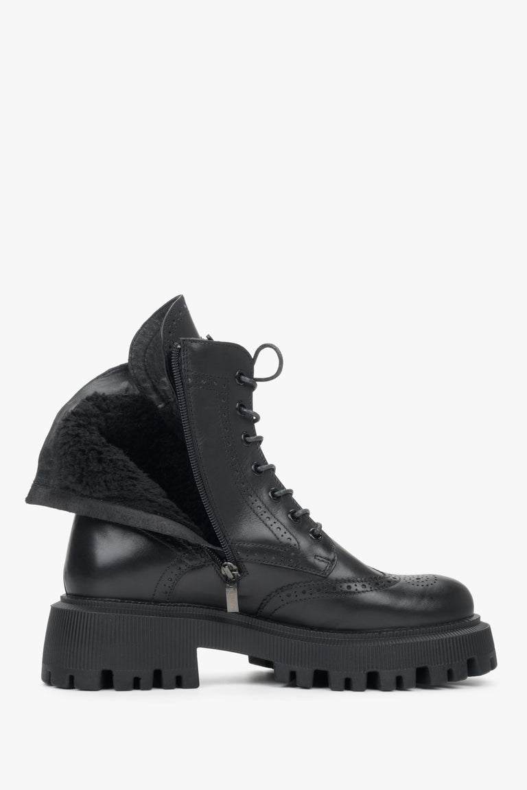 Czarne workery damskie ze skóry naturalnej ze sznurowaniem i suwakiem marki Estro - zbliżenie na wypełnienie buta.