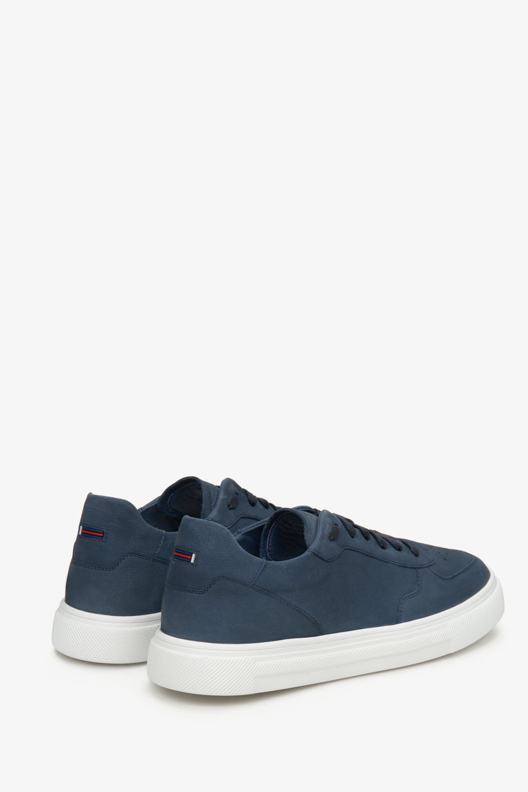 Niebieskie sneakersy męskie z nubuku Estro - prezentacja przyszwy bocznej i zapiętka buta.