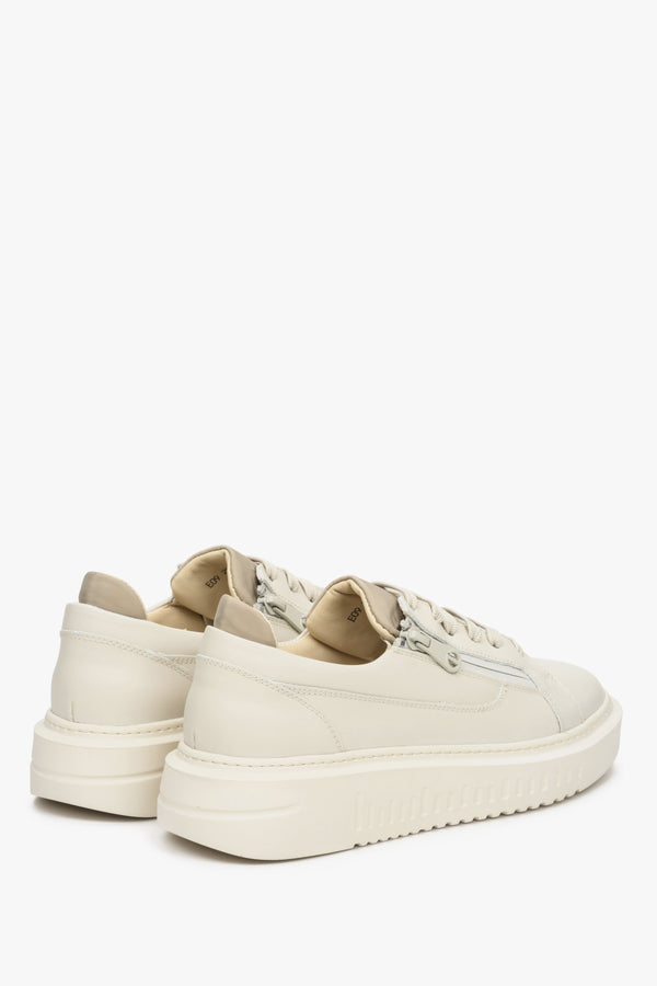 Sneakersy damskie beżowe ze skóry naturalnej marki Estro - prezentacja zapiętka i przyszwy bocznej.
