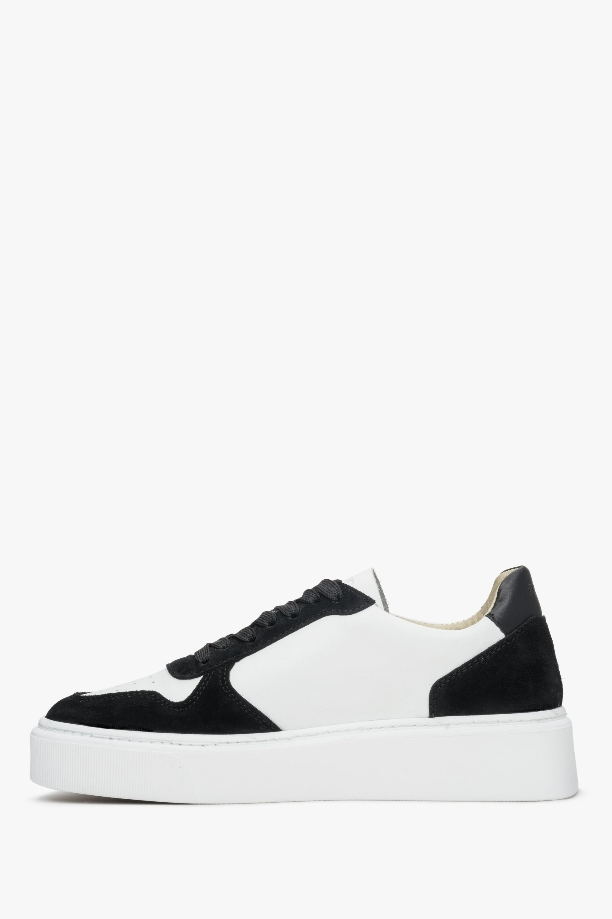 Sneakersy damskie z kombinowanych materiałów, skórzano-welurowe w odcieniu bieli i czerni.