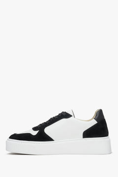 Sneakersy damskie z kombinowanych materiałów, skórzano-welurowe w odcieniu bieli i czerni.