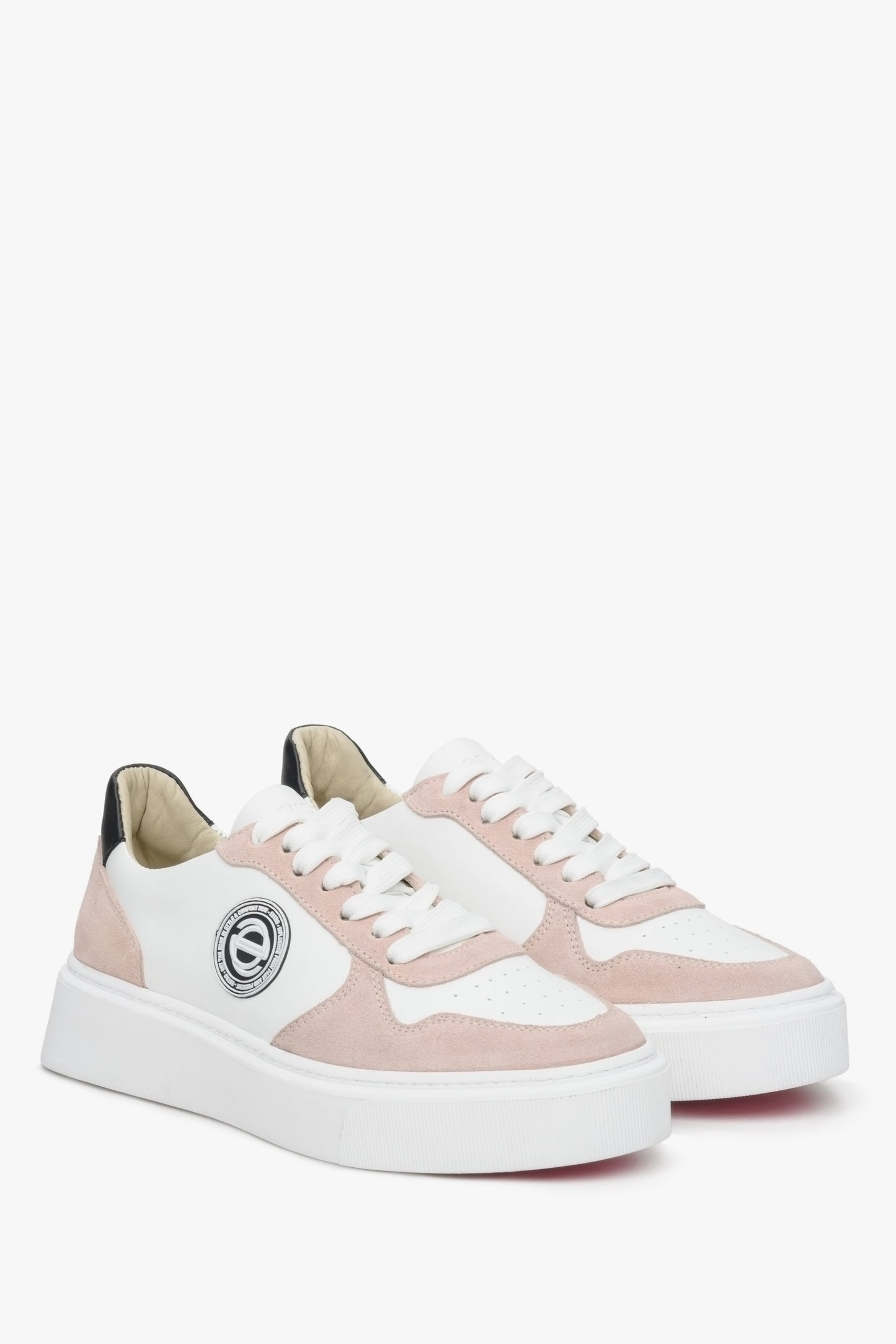 Sneakersy damskie z weluru i skóry naturalnej Estro ze sznurowaniem w kolorze biało-różowym.